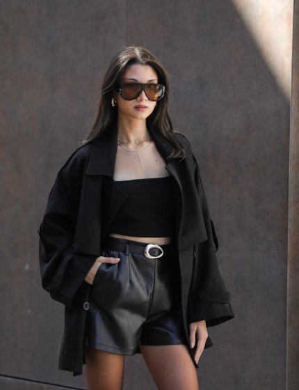 Siyah kemerli mini deri şort