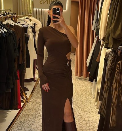 Kahverengi bel detaylı yırtmaçlı elbise