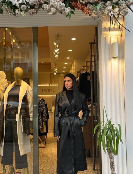 Siyah deri görünümlü uzun kuşaklı trenç