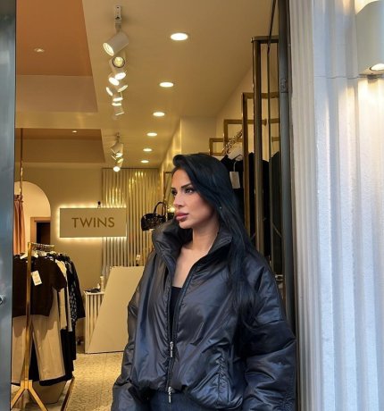 Siyah Parlak Görünümlü Kısa Şişme Mont