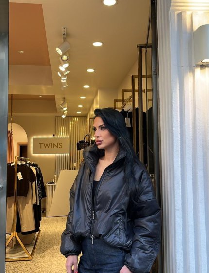 Siyah Parlak Görünümlü Kısa Şişme Mont